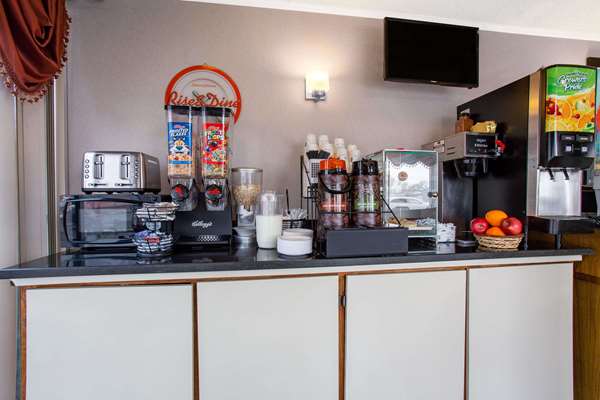  - Howard Johnson Express Inn South Colorado Springs - I-25, Exit 140