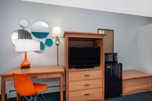  - Howard Johnson Express Inn South Colorado Springs - I-25, Exit 140