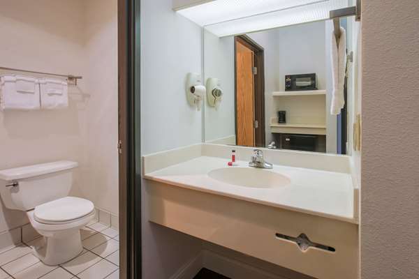  - Super 8 Hotel Garland - I-635, Exit 13