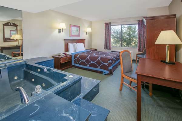 Suite - Super 8 Hotel Garland - I-635, Exit 13