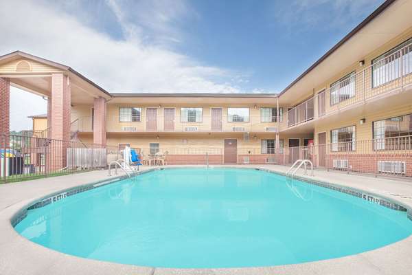 Pool - Days Inn Fayetteville - I-49, Exit 62