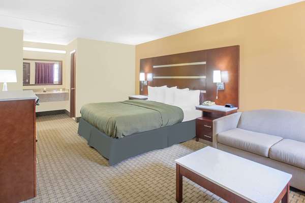 Suite - Days Inn Fayetteville - I-49, Exit 62