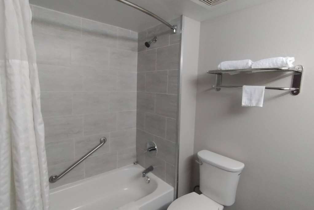 SUPER 8 BY WYNDHAM DANIA/FORT LAUDE-guestroom-Guest Room,Bathroom,On-Site.jpg