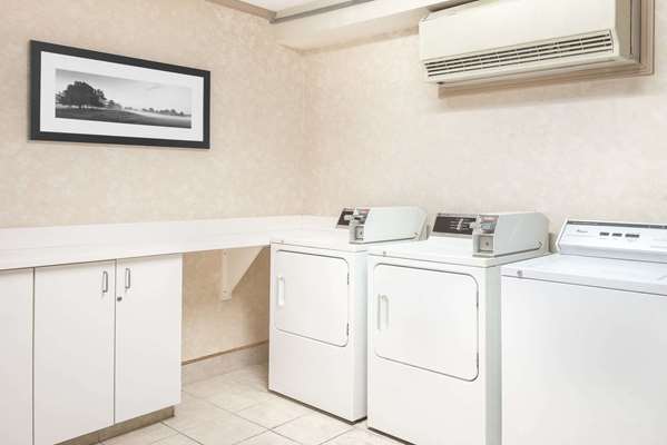 Amenities - Super 8 Hotel Maumee - I-475, Exit 6