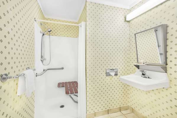  - Super 8 Hotel Maumee - I-475, Exit 6