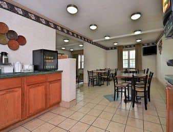  - Super 8 Hotel Maumee - I-475, Exit 6