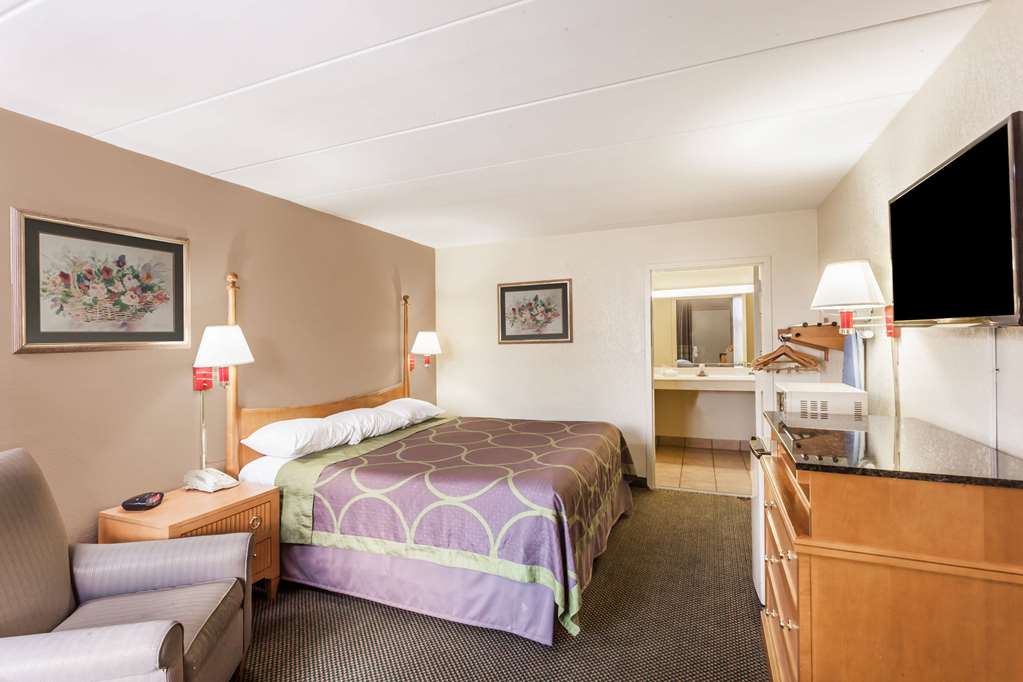 SUPER 8 BY WYNDHAM MANASSAS-guestroom-Guest Room,On-Site.jpg