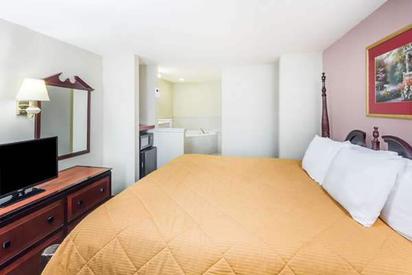 Suite - Baymont Inn & Suites Ocean Springs - I-10, Exit 50