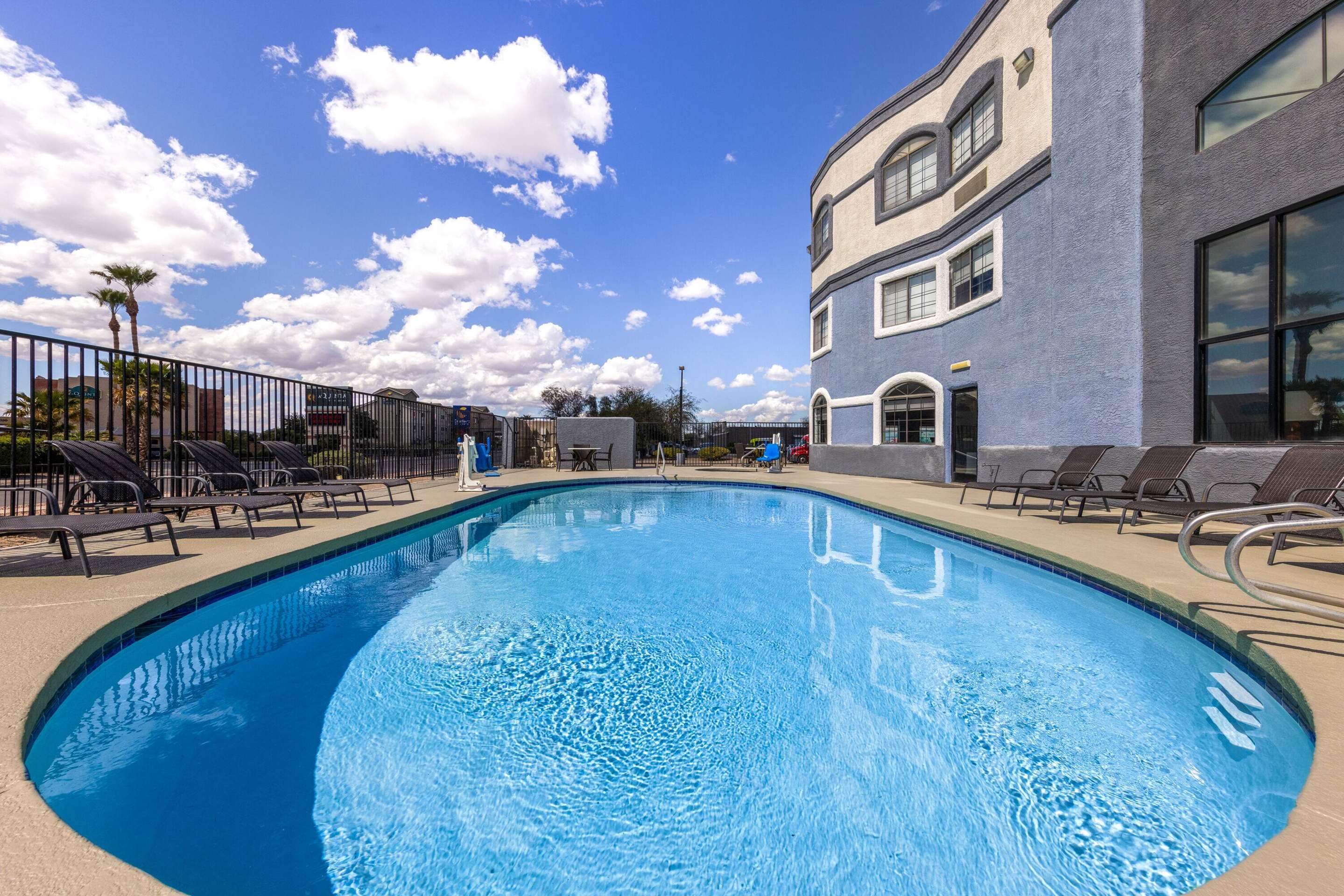Pool | Days Inn & Suites by Wyndham Tucson/Marana