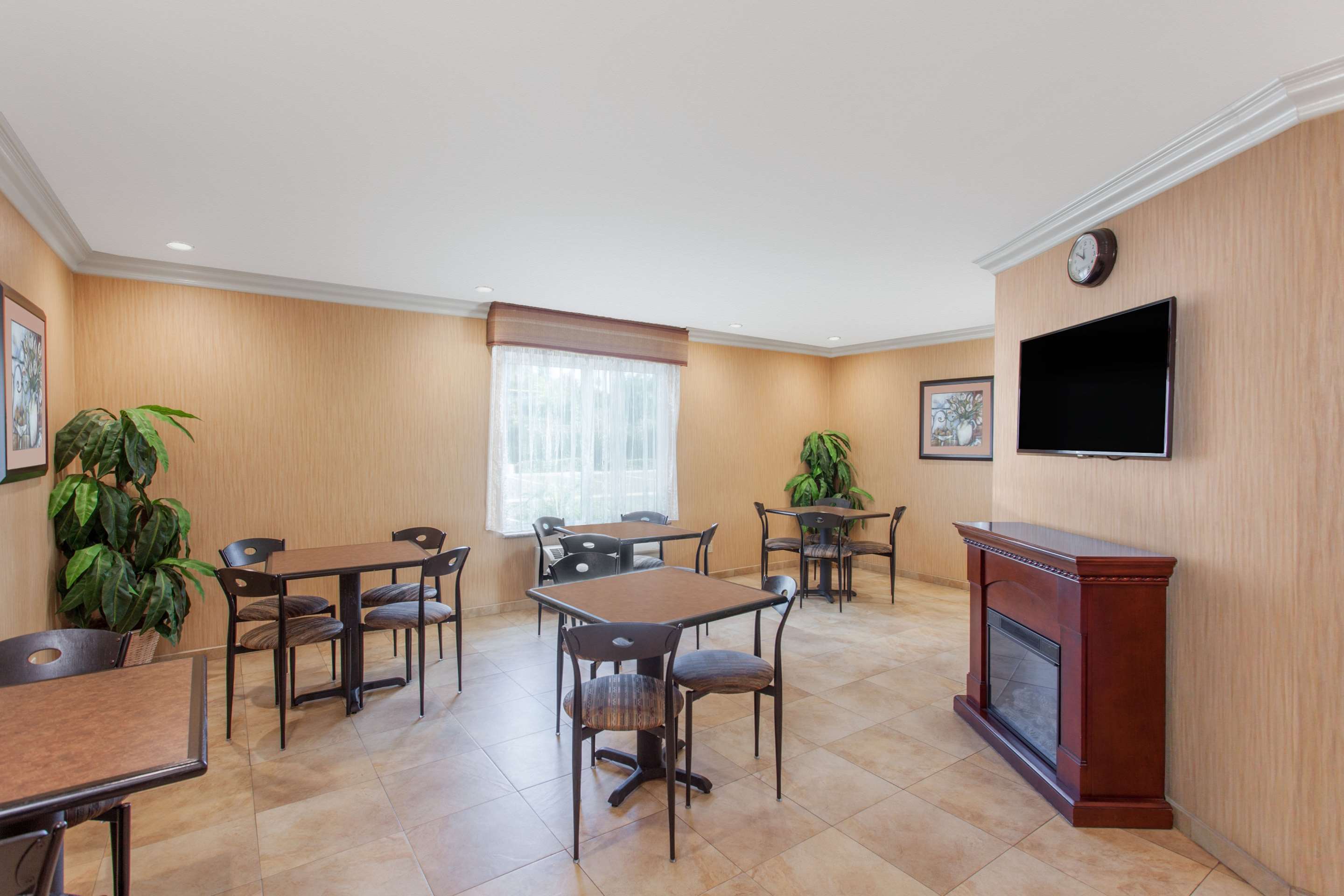 Breakfast Area | Days Inn by Wyndham Carlsbad