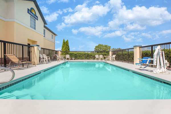 Pool - Days Inn Lincoln - I-20, Exit 168