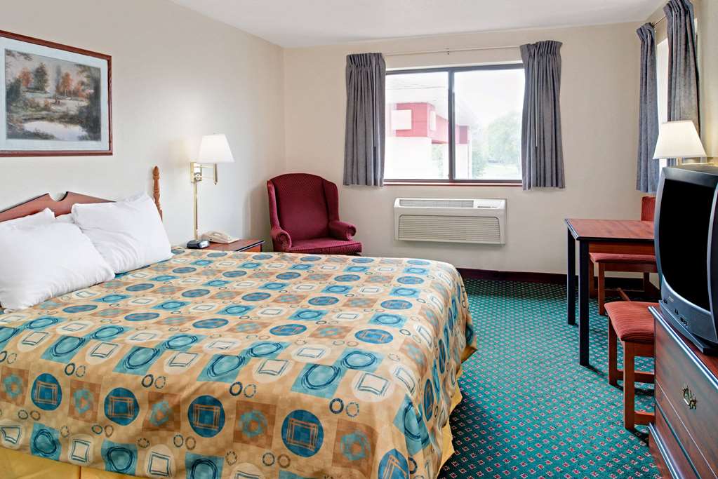 Super 8 by Wyndham Omaha Eppley Airport/Carter Lake - Tap to explore photos