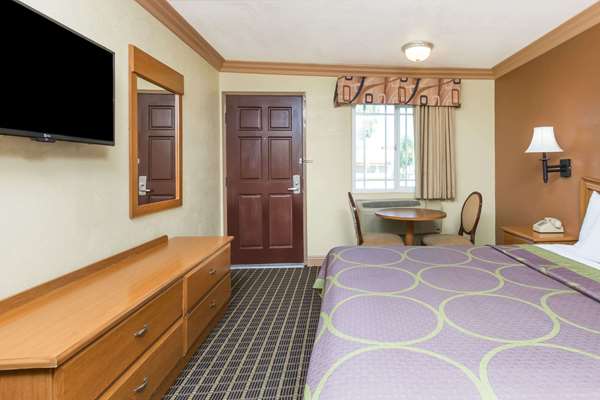  - Super 8 Motel Azusa - I-210, Exit 40