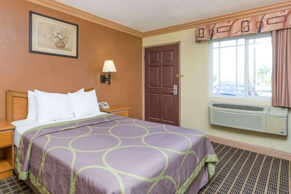  - Super 8 Motel Azusa - I-210, Exit 40