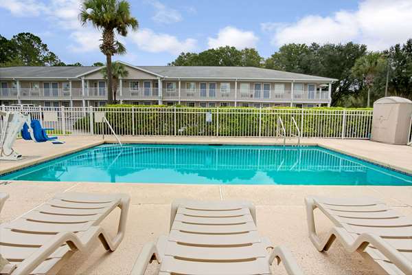 Pool - Travelodge Hotel & Suites Macclenny - I-10, Exit 335