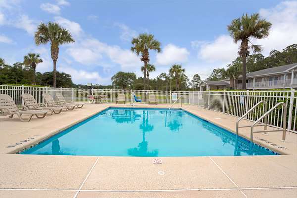 Pool - Travelodge Hotel & Suites Macclenny - I-10, Exit 335