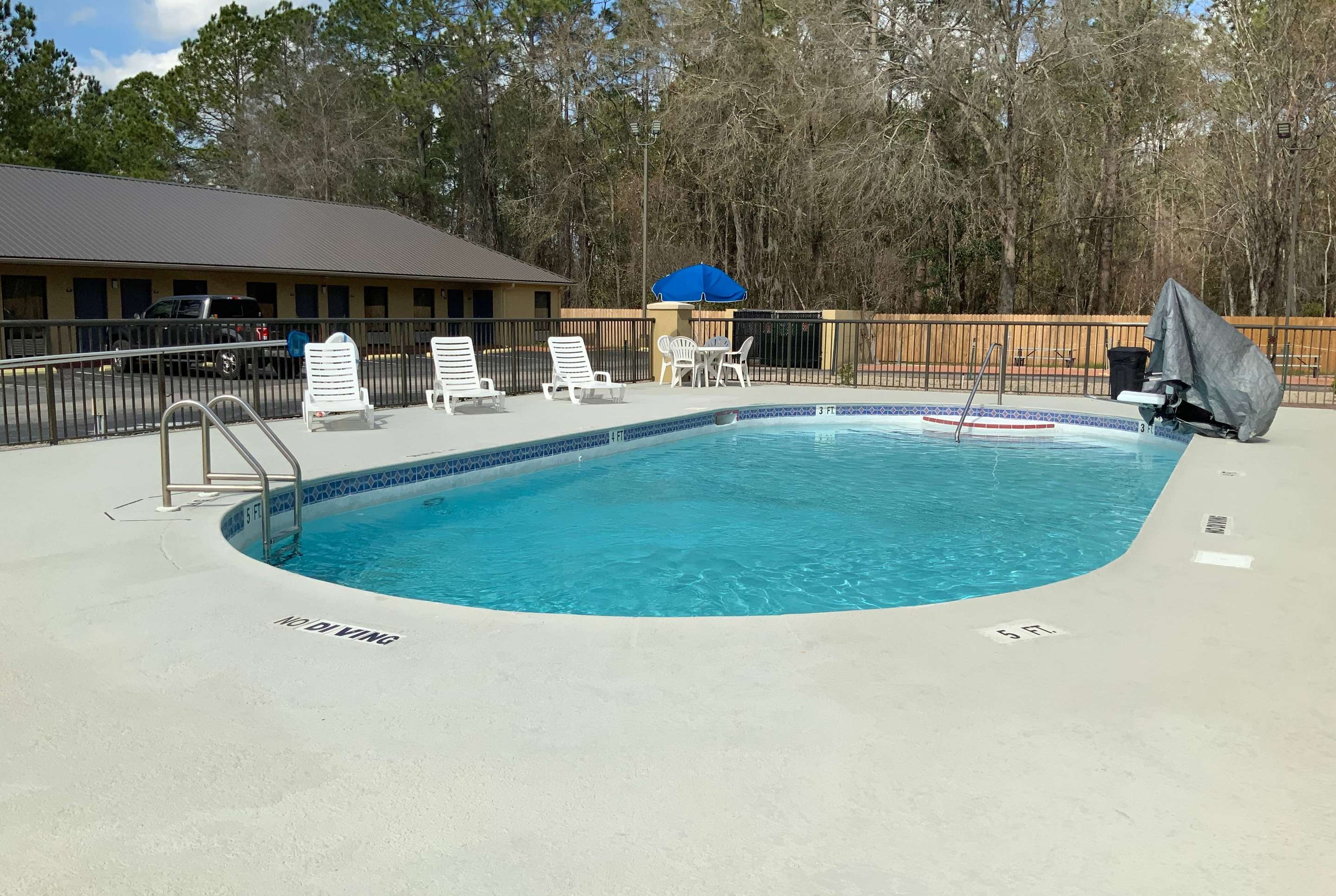 Pool | Days Inn by Wyndham Lake City I-10