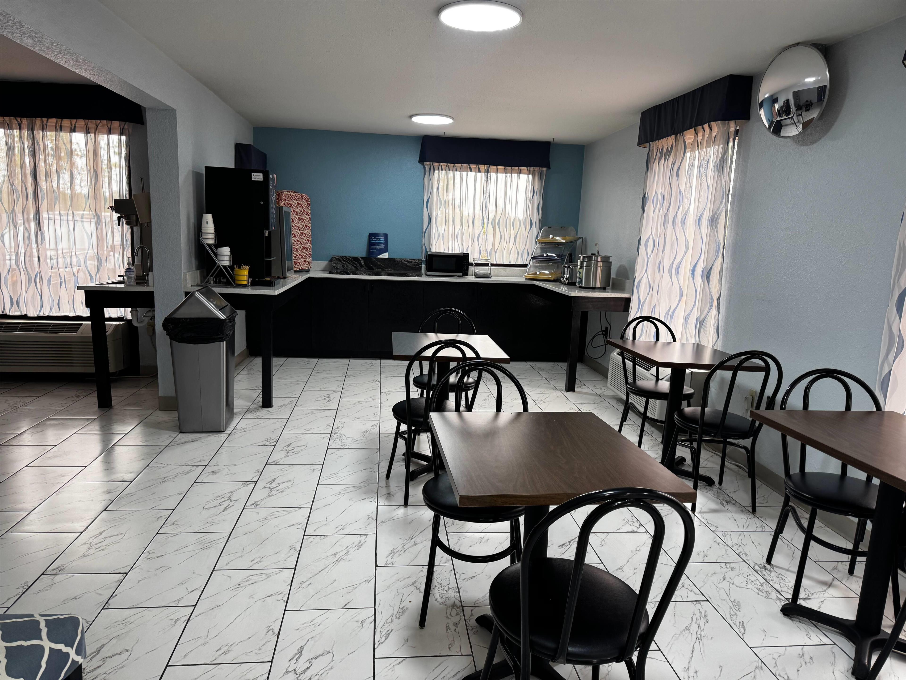 Breakfast Area | Days Inn by Wyndham Lake City I-10