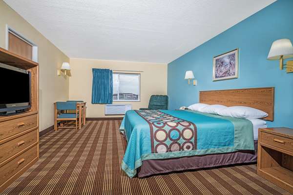 Suite - Super 8 Hotel Osseo