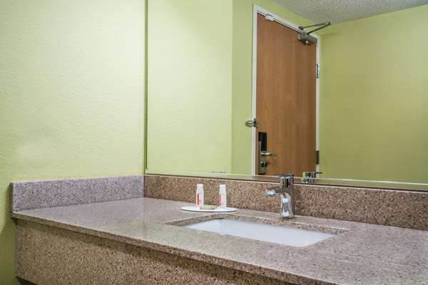  - Super 8 Hotel Osseo