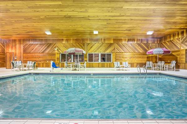 Pool - Super 8 Hotel Osseo