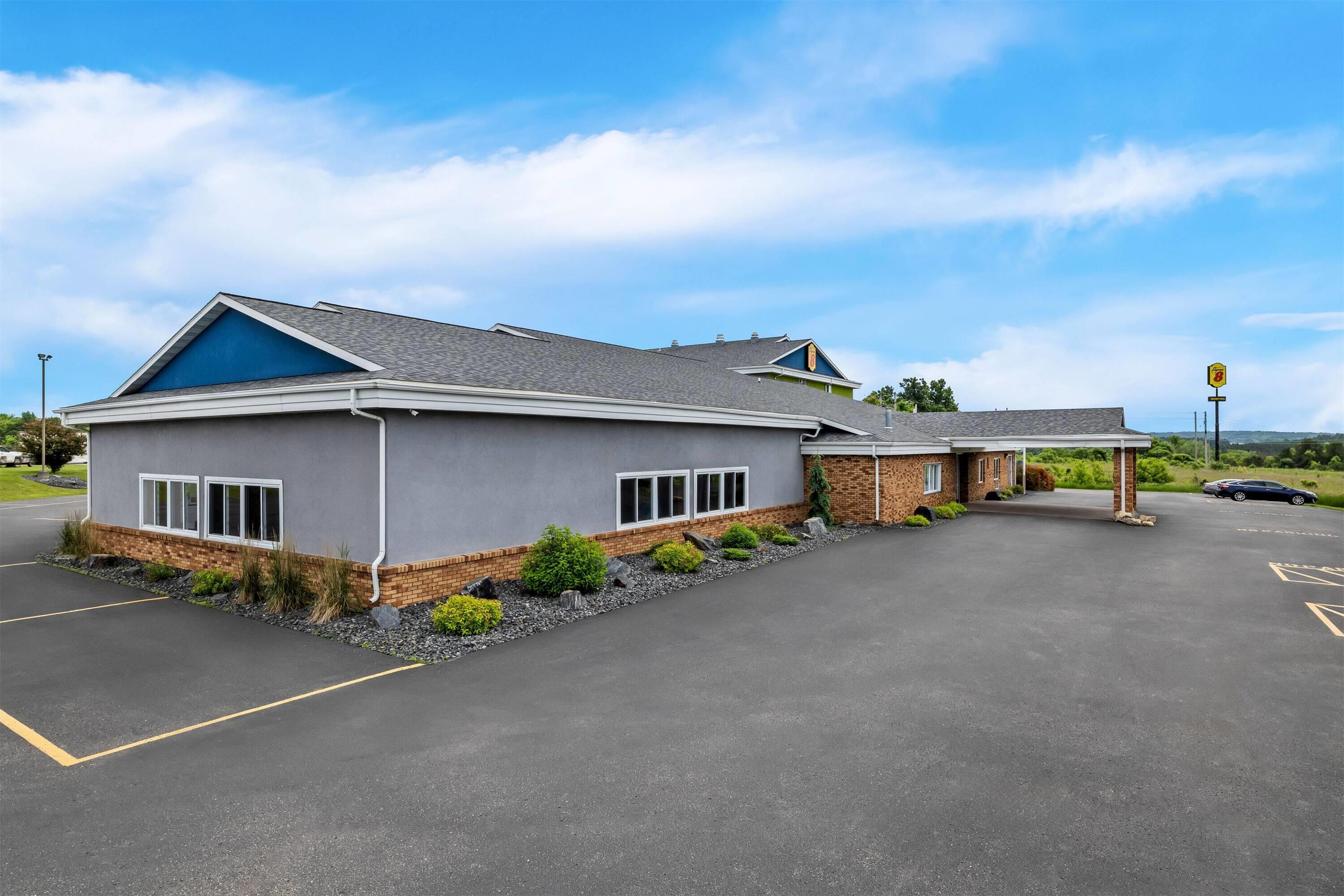 Exterior | Super 8 by Wyndham Osseo WI