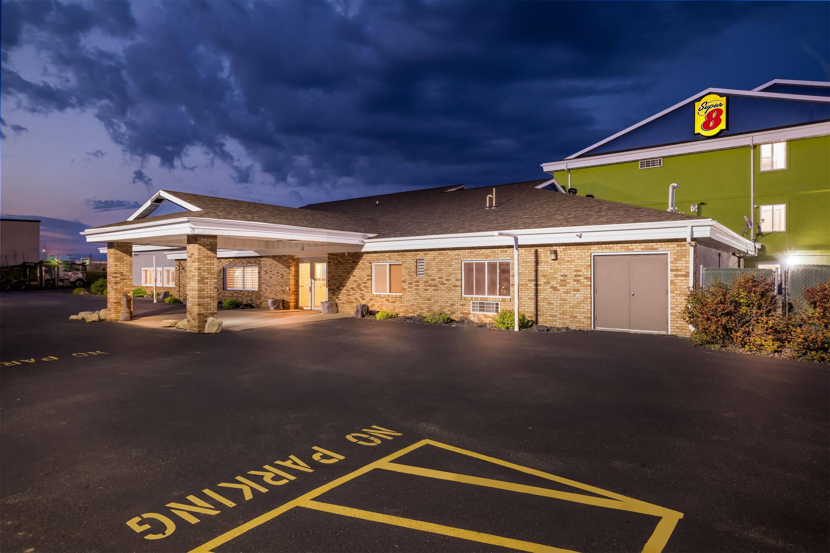 Exterior | Super 8 by Wyndham Osseo WI