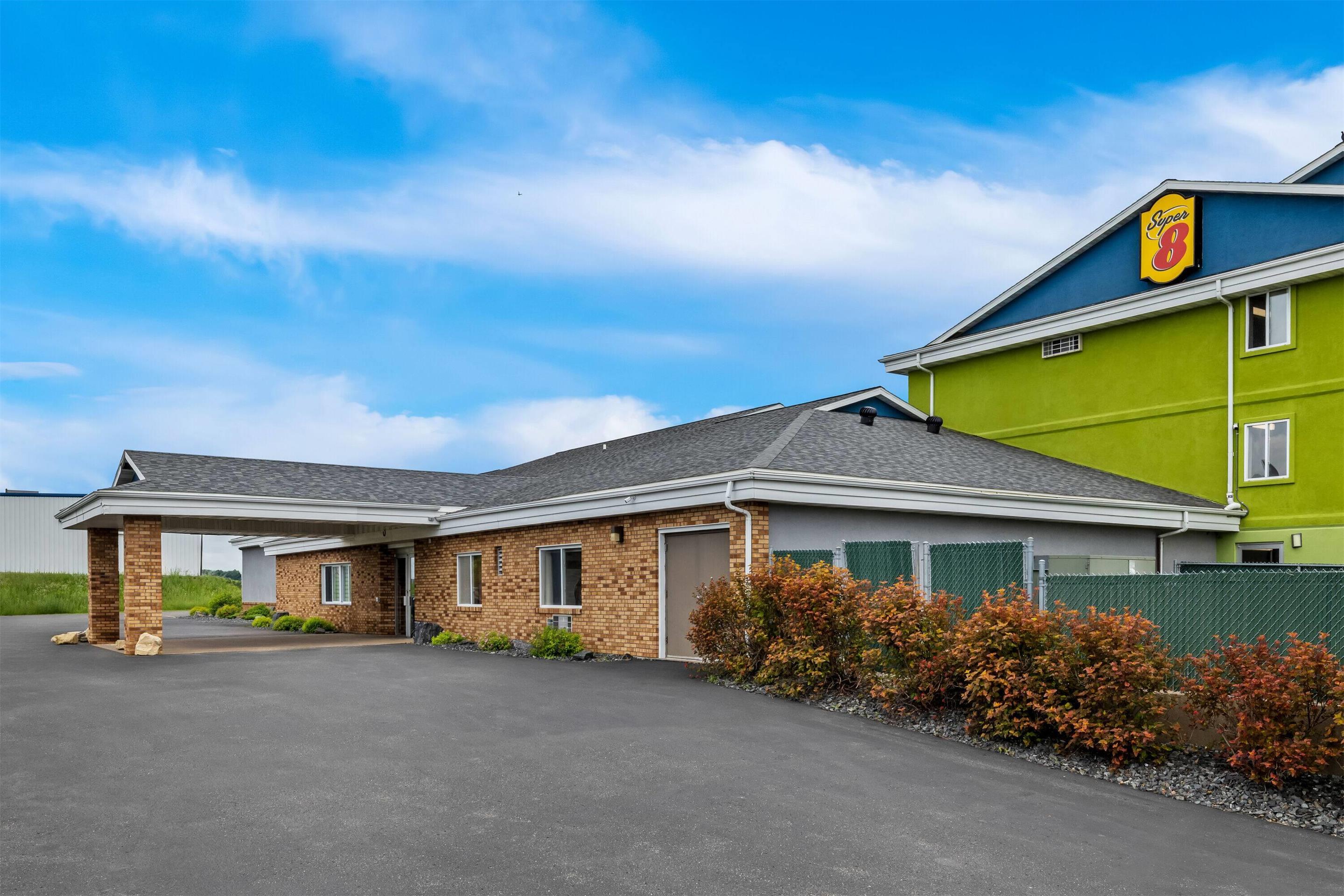 Exterior | Super 8 by Wyndham Osseo WI
