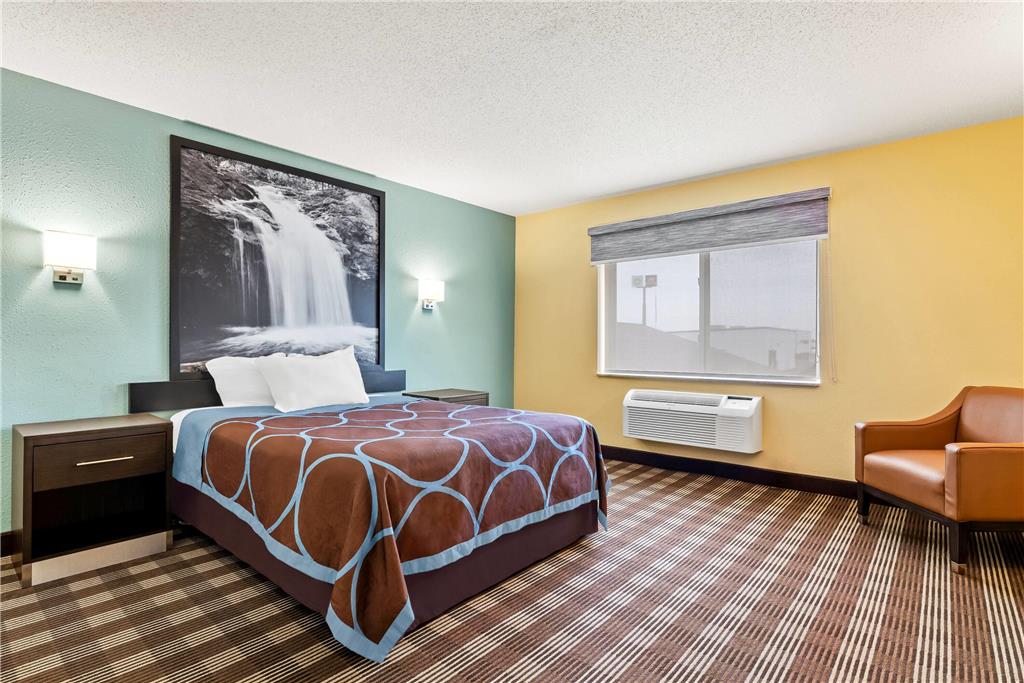 SUPER 8 BY WYNDHAM OSSEO WI-guestroom-Guest Room,Suite,On-Site.jpg