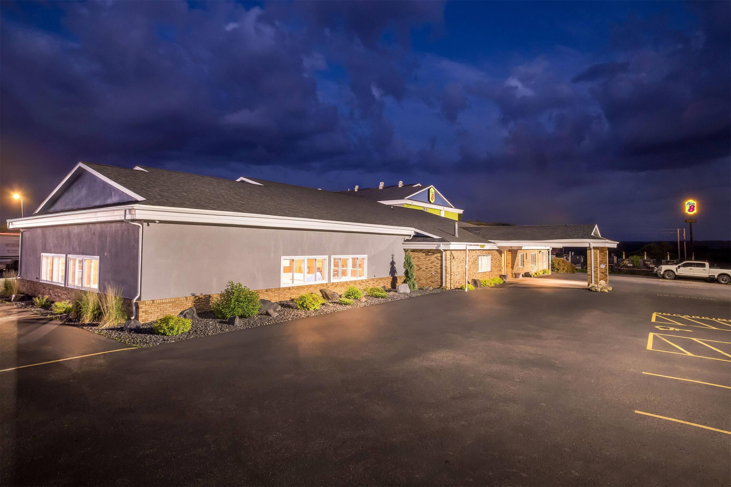 Exterior | Super 8 by Wyndham Osseo WI