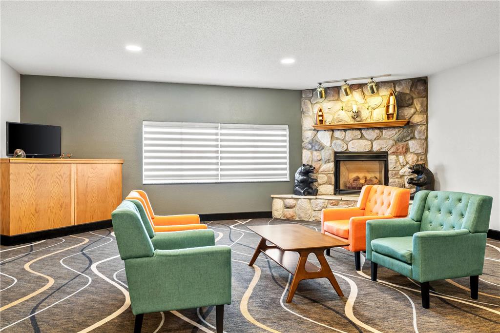 SUPER 8 BY WYNDHAM OSSEO WI-guestroom-Sitting area,On-Site.jpg