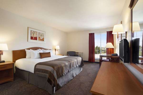Suite - Ramada Inn & Suites Airport SeaTac