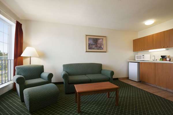 Suite - Ramada Inn & Suites Airport SeaTac