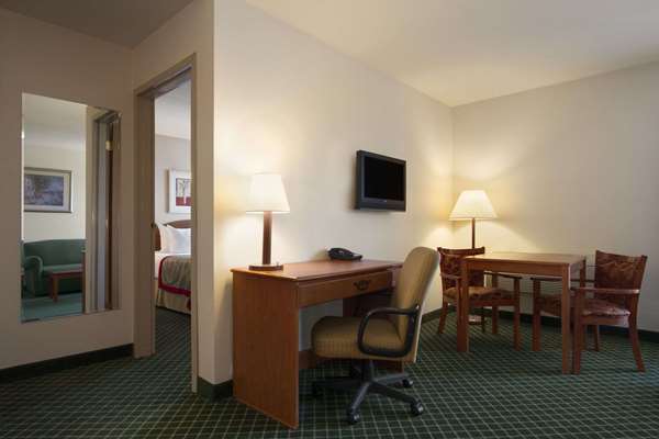 Suite - Ramada Inn & Suites Airport SeaTac