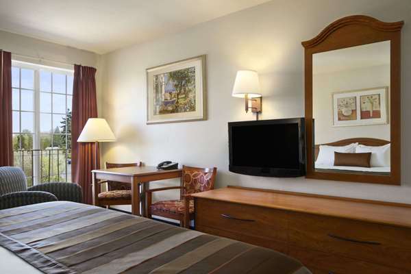Suite - Ramada Inn & Suites Airport SeaTac