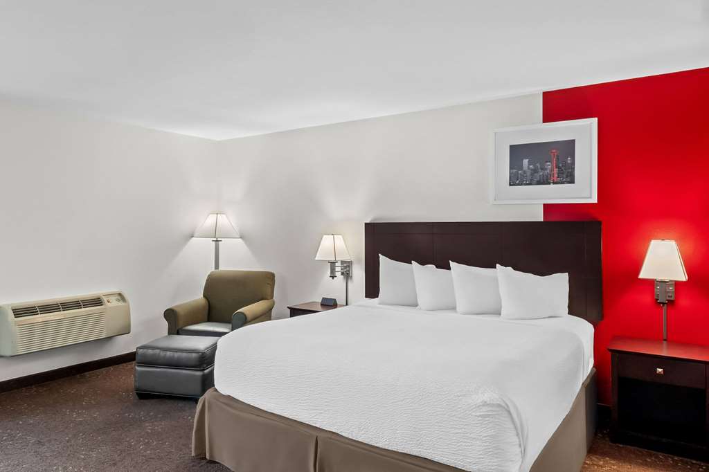 Ramada by Wyndham SeaTac Airport Room Type - Superior Room, 1 King Bed, Non Smoking