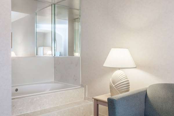  - Ramada Limited Hotel Bakersfield