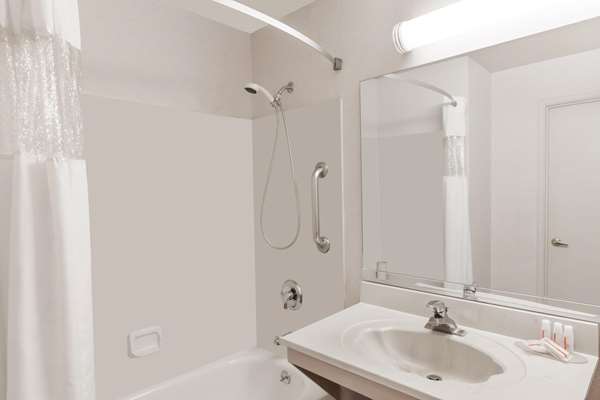  - Ramada Limited Hotel Bakersfield