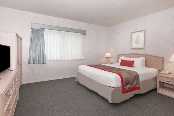 Suite - Ramada Limited Hotel Bakersfield