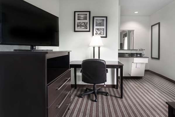 Suite - Days Inn & Suites Northwest Dallas - I-35, Exit 436A