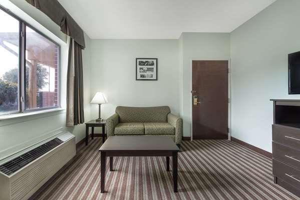 Suite - Days Inn & Suites Northwest Dallas - I-35, Exit 436A