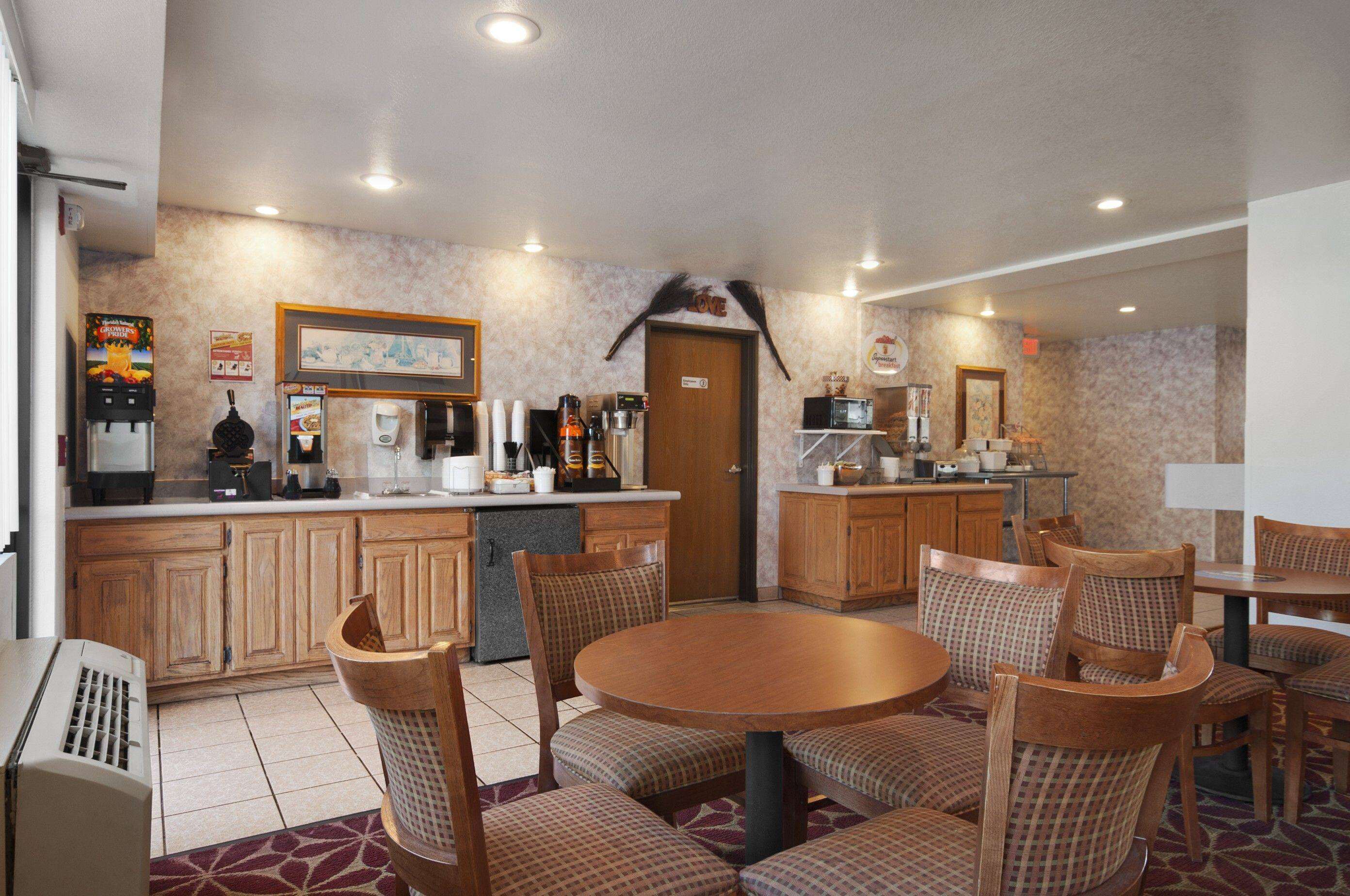 Breakfast Area | Super 8 by Wyndham Austin North/University Area