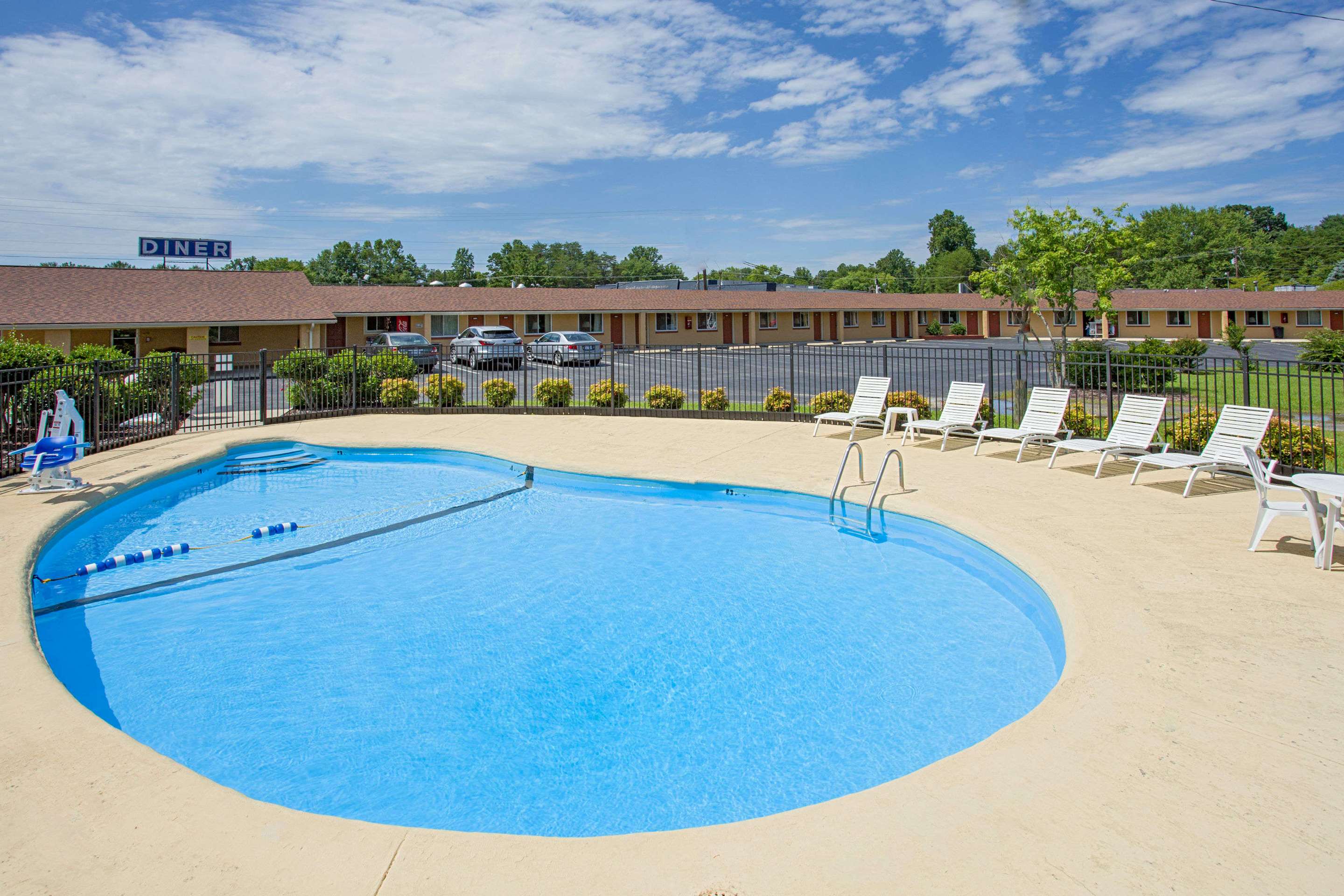 Pool | Knights Inn Mount Airy