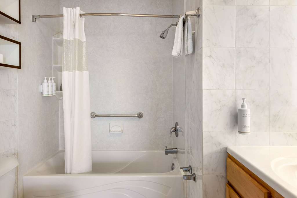 HOWARD JOHNSON BY WYNDHAM, OCEAN CI-guestroom-Guest Room,Bathroom,On-Site.jpg