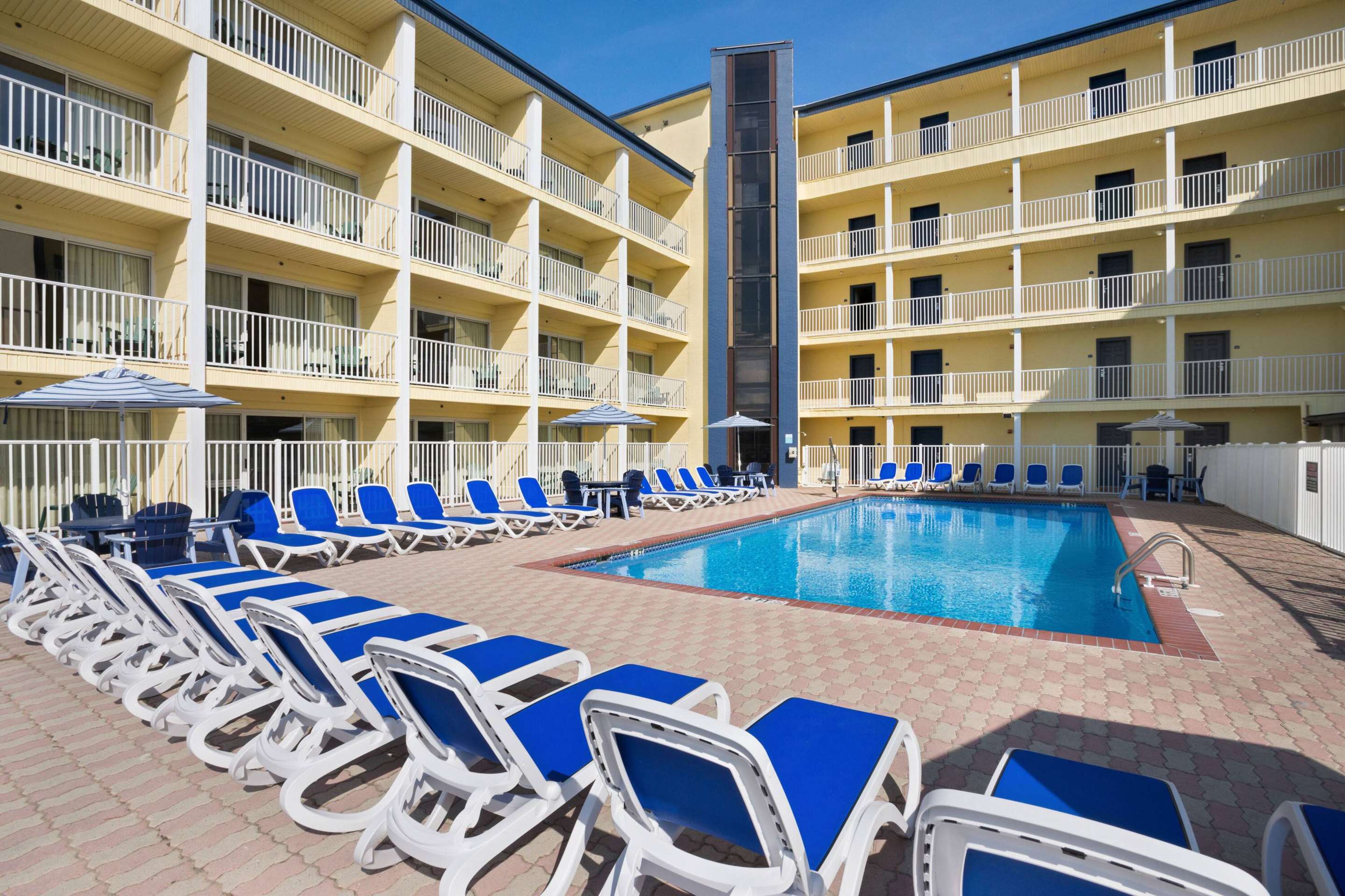 Pool | Howard Johnson by Wyndham Ocean City Oceanfront