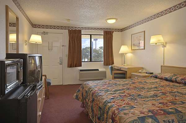 Suite - Days Inn Southeast Fresno