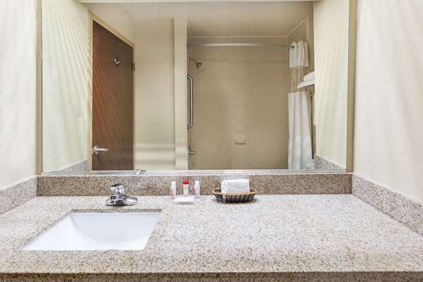  - Ramada Limited Hotel Locust Grove - I-75, Exit 212