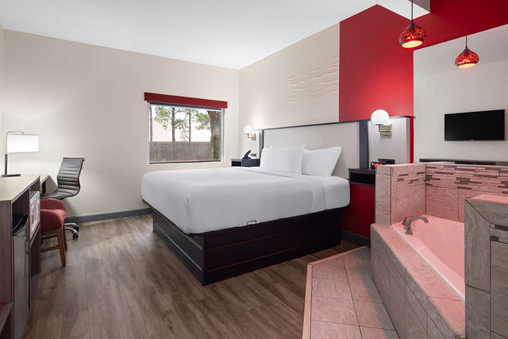 RAMADA BY WYNDHAM LOCUST GROVE-guestroom-Guest Room,Suite,On-Site.jpg