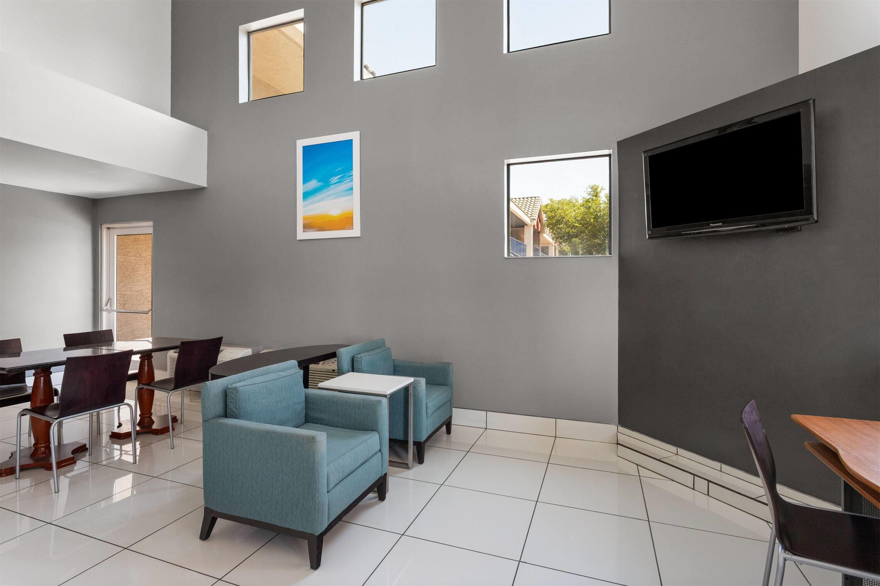 Lobby | Days Inn by Wyndham Phoenix West