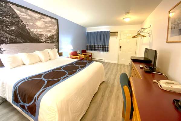  - Super 8 Motel Sicamous